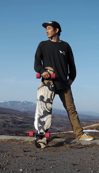 雪がなくてもカービングターンやグラトリを楽しめるYOROI SKATEBOARDの