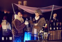 シャンパンを楽しみながら夜のゲレンデを遊覧 。星野リゾート トマムで雪上ナイトシャンパンクルージング