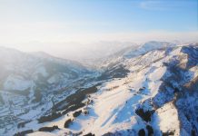 「パークのメッカ」に造成される全長500mのパークを滑り倒す I 石打丸山スキー場