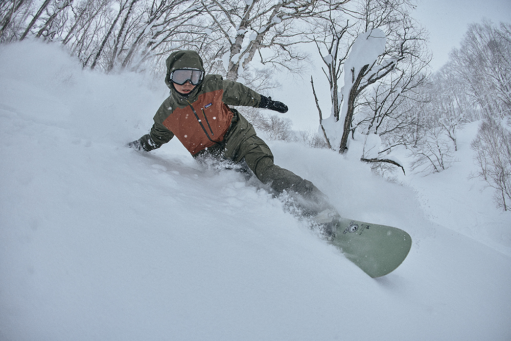 環境への負荷を抑えながらパウダーを楽しむ。PFCフリーという選択肢 I「patagonia / Powder Town」 | スノーボーディング  WEBメディア SBN FREERUN JAPAN