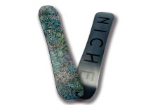 乗りやすく、気持ちよくライディングでき、オールラウンドなシーンで楽しめる高性能ウィメンズボード「NIGHTSHADE」_NICHE SNOWBOARDS