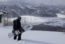 縁と雪に導かれて。ヨコノリ・ミュージシャン東田トモヒロ「雪旅 2025」失われた斜面を探す北海道行脚。<前編>