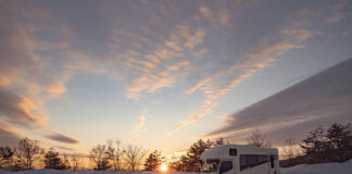 朝起きた瞬間から最高の一本へ。 ネコマ マウンテン × キャンピングカーという極めて合理的で、贅沢なスノーボードトリップ!!