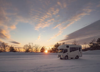 朝起きた瞬間から最高の一本へ。 ネコマ マウンテン × キャンピングカーという極めて合理的で、贅沢なスノーボードトリップ!!